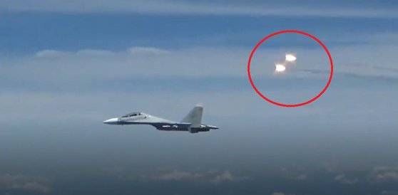 미 국방부는 17일(현지시간) 중국이 자국의 영공이라고 억지 주장을 펼치고 있는 동중국해와 남중국해에서 발생한 중국 전투기의 위협비행 사건 15건을 기밀해제해 공개했다. 사진과 영상 속 중국 전투기들은 미국 항공기에 3m까지 근접해 위협하거나, 섬광탄을 발사하기도 했다. 미 국방부