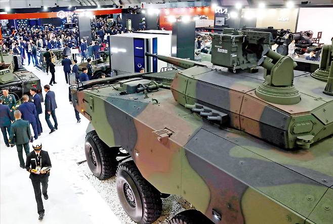 ‘서울 국제 항공우주 및 방위산업 전시회(ADEX) 2023’이 17일 경기 성남시 서울공항에서 개막했다. 이날 현대로템은 30t급 차륜형 장갑차 실물을 세계 최초로 공개했다.  김범준 기자