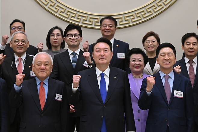 윤석열 대통령이 17일 청와대 영빈관에서 열린 국민통합위원회 만찬에서 김기현 국민의힘 대표, 김한길 국민통합위원장과 기념촬영을 하고 있다. / 사진=대통령실 제공