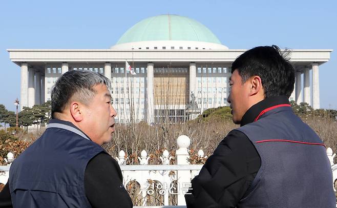 김동명 한국노총 위원장(왼쪽)과 양경수 민주노총 위원장이 2월14일 국회 앞에서 공동 기자회견을 마친 뒤 대화하고 있다. 김창길 기자