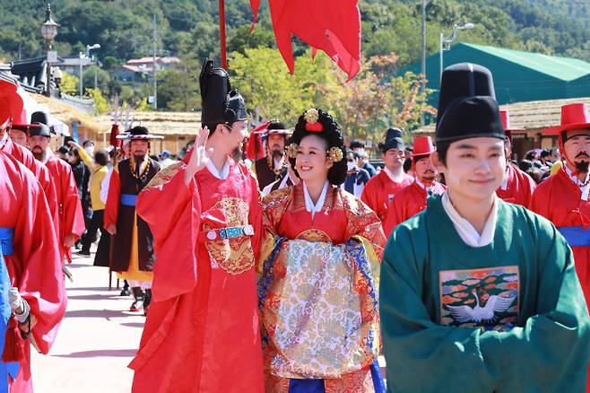 올해 세종대왕과 초정약수 축제는 공개모집을 거쳐 일반인을 세종대왕과 소헌왕후 역으로 선정해 기대를 모으고 있다.