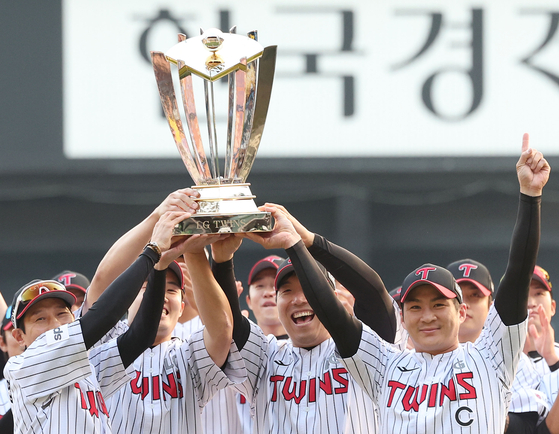 From left: LG Twins Manager Youm Kyoung-youb, pitcher Im Chan-kyu, outfielder Kim Hyun-soo and captain Oh Ji-hwan pose with the KBO pennant trophy at Jamsil Baseball Stadium in southern Seoul on Sunday.  [YONHAP]