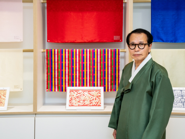 장동광 한국공예디자인문화진흥원장이 지난 10일 서울 종로구 진흥원 건물에서 단아한 두루마기 차림으로 국민일보 인터뷰에 응하고 있다. 한국공예디자인문화진흥원 제공