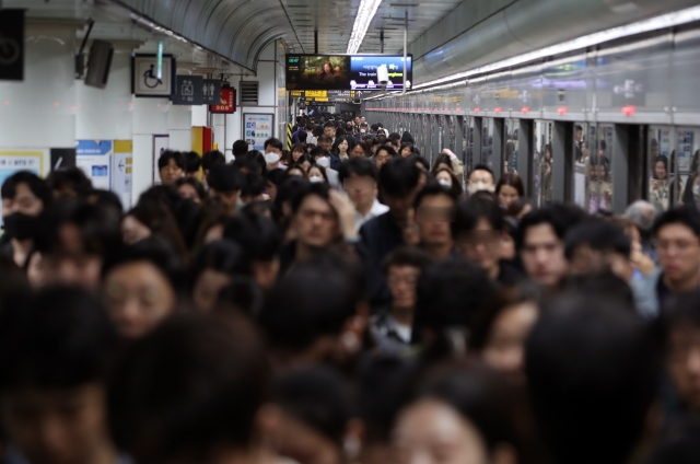 서울 지하철 5호선 광화문역 승강장에 18일 오전 시민이 붐비고 있다. 뉴시스