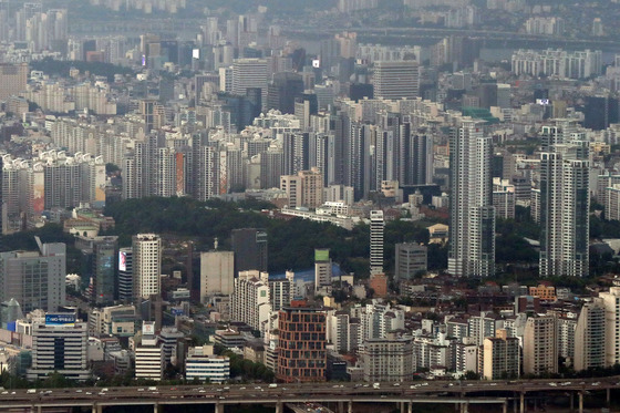 (서울=뉴스1) 민경석 기자 = 사진은 10일 서울 송파구 롯데월드타워 서울스카이에서 바라본 강남구 일대 아파트 단지 모습. 2022.6.10/뉴스1