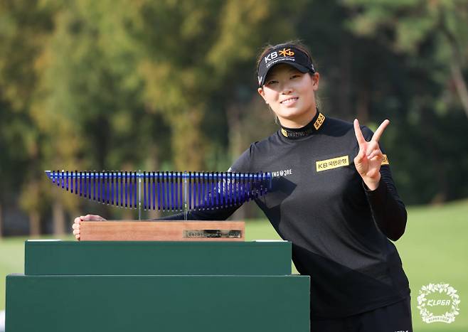 KLPGA 투어 동부건설·한국토지신탁 챔피언십 정상에 오른 방신실이 우승 트로피를 옆에 놓고 기념 촬영을 하고 있다. /사진= KLPGA