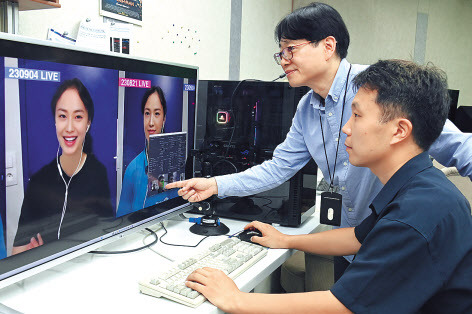 송출된 아리랑국제방송 영상을 테스트 중인 ETRI 연구진 [아리랑국제방송 제공]