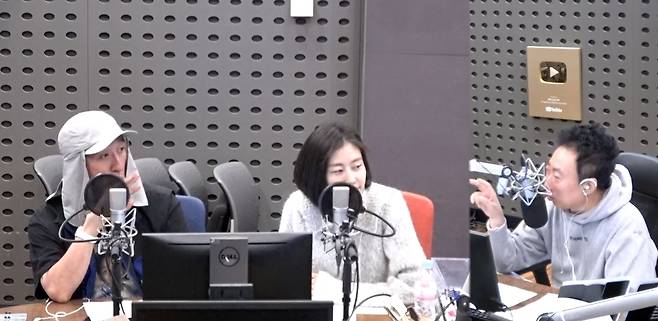 왼쪽부터 그룹 코요태 멤버 빽가, 모델 겸 방송인 이현이, 개그맨 박명수. (KBS 쿨FM 박명수의 라디오쇼 방송화면 캡처)