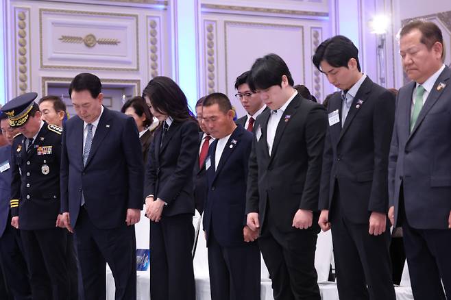 윤석열 대통령과 김건희 여사가 18일 청와대 영빈관에서 열린 제78주년 경찰의날 기념식에서 묵념하고 있다. 연합뉴스