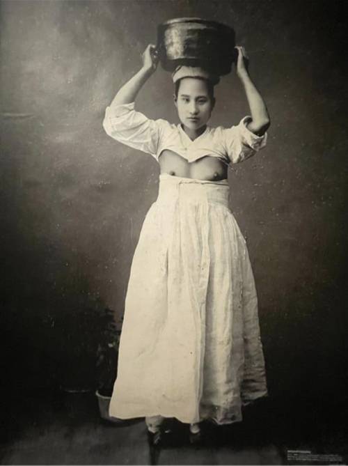 독일 훔볼트 포럼에 전시된 항아리 든 조선 여성 사진. 연합뉴스