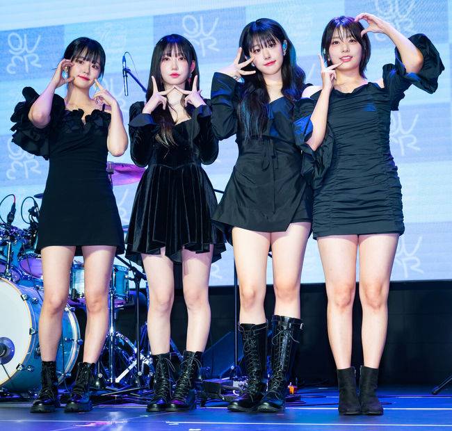 [OSEN=민경훈 기자] 18일 오후 서울 마포구 서교동 무신사 개러지에서 걸그룹 QWER(큐더블유이알 - 쵸단, 마젠타, 히나, 시연)의 싱글 1집 ‘Harmony from Discord’(하모니 프롬 디스코드) 데뷔 쇼케이스가 열렸다.QWER이 무대 위에서 포토타임을 갖고 있다. 2023.10.18 / rumi@osen.co.kr