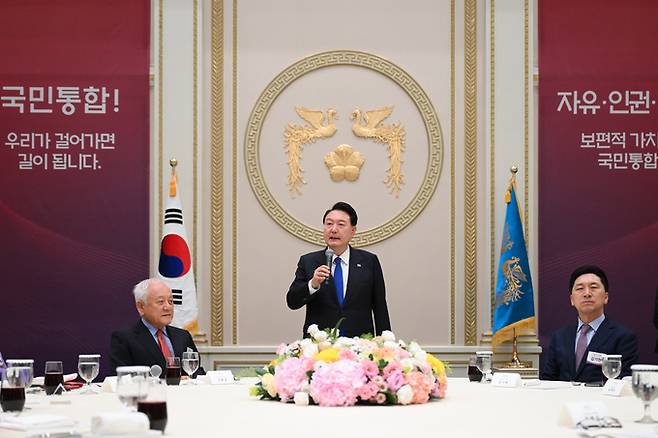 윤석열 대통령이 17일 청와대 영빈관에서 열린 국민통합위원회 만찬에서 발언하고 있다. 대통령실 제공