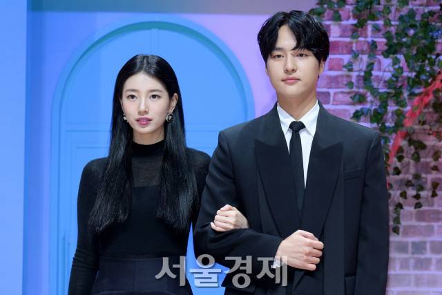 배우 수지, 양세종이 18일 오전 서울 강남구 코엑스 신한카드 아티움에서 진행된 넷플릭스 시리즈 ‘이두나!’(극본 장유하/연출 이정효) 제작발표회에서 포즈를 취하고 있다. 김규빈 기자