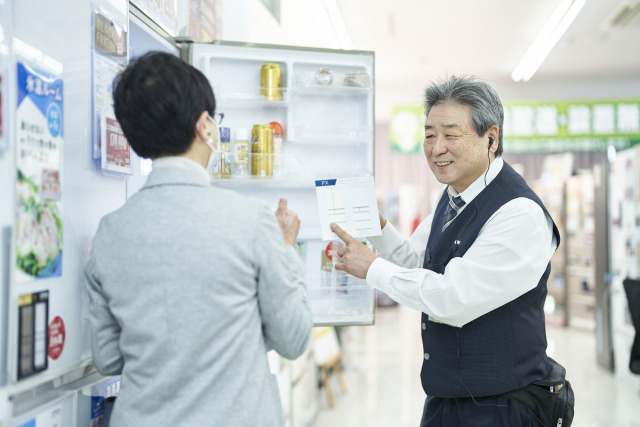 노지마의 한 고령 직원이 손님에게 제품에 대해 설명하고 있다. 사진 제공=노지마