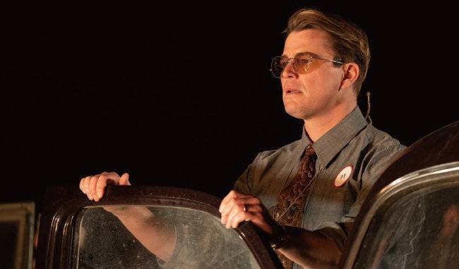 핵무기 방사능 노출에 대한 정보가 부족해 당시에는 과학자들조차 선크림을 바르고 선글라스를 착용한 채 트리니티 실험을 위험하게 관망했다. [유니버설 픽쳐스]