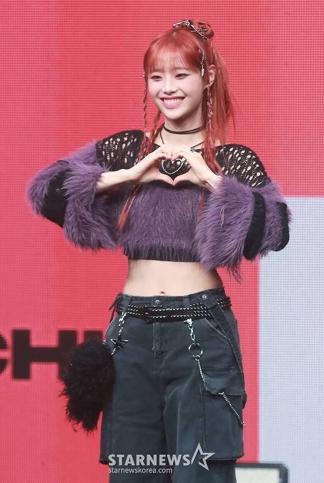 가수 츄(CHUU)가 18일 오후 서울 광진구 예스24라이브홀에서 진행된 첫 번째 미니 앨범 'Howl' 발매기념 쇼케이스에서 포즈를 취하고 있다.  아번 앨범에는 동명의 타이틀곡 'Howl'을 비롯래 'Underwater', 'My Palace', 'Aliens', 'Hitchhiker' 등 총 5곡이 수록됐다. /2023.10.18 /사진=이동훈