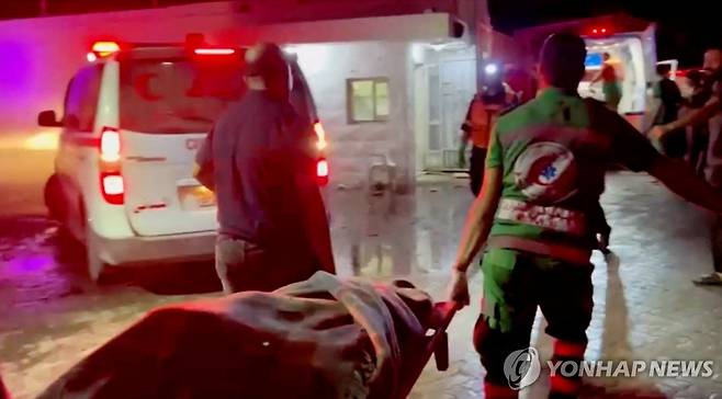 이스라엘군의 공습을 받은 것으로 알려진 가자지구 북부 알아흘리 병원에 구조요원이 투입된 모습 [로이터 연합뉴스 자료 사진. 재판매 및 DB 금지]