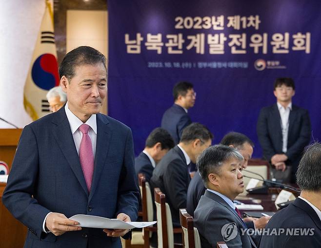 장관 취임 후 첫 남북 관계발전위 입장하는 김영호 통일부 장관 (서울=연합뉴스) 황광모 기자 = 김영호 통일부 장관이 18일 오전 서울 종로구 정부서울청사에서 열린 2023년 1차 남북 관계 발전위원회에 입장하고 있다. 2023.10.18 hkmpooh@yna.co.kr