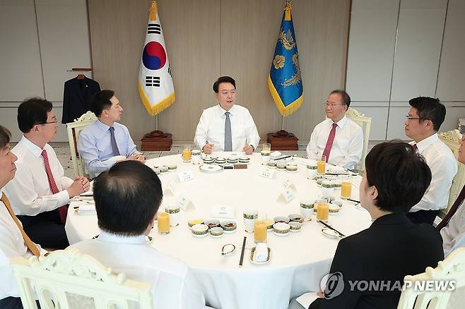 국민의힘 지도부와 오찬 회동한 윤석열 대통령 (서울=연합뉴스) 임헌정 기자 = 윤석열 대통령이 18일 서울 용산 대통령실 청사에서 국민의힘 김기현 대표, 윤재옥 원내대표, 유의동 정책위의장, 이만희 사무총장 등 당 지도부와 오찬 회동을 하고 있다. 2023.10.18 [대통령실 제공. 재판매 및 DB 금지] kane@yna.co.kr