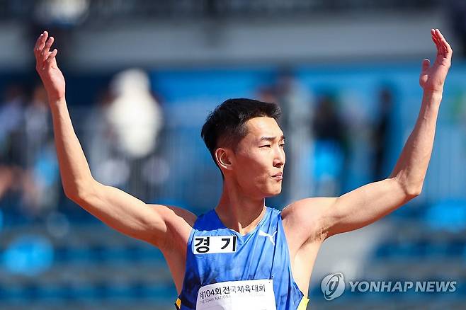 한국신기록 도전하는 우상혁 (목포=연합뉴스) 서대연 기자 = 18일 전남 목포종합경기장에서 열린 제104회 전국체육대회 육상 높이뛰기 남자 일반부 결선에서 우상혁(용인시청)이 한국신기록인 2m37에 도전하기 전 관중들의 호응을 유도하고 있다. 2023.10.18 dwise@yna.co.kr