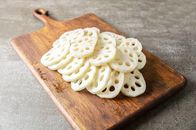 10월 제철 식품인 연근은 혈액을 맑게 해서 심혈관 질환을 예방하는 효능이 뛰어나고, 풍부한 식이섬유가 장을 튼튼하게 해준다. [사진=클립아트코리아]