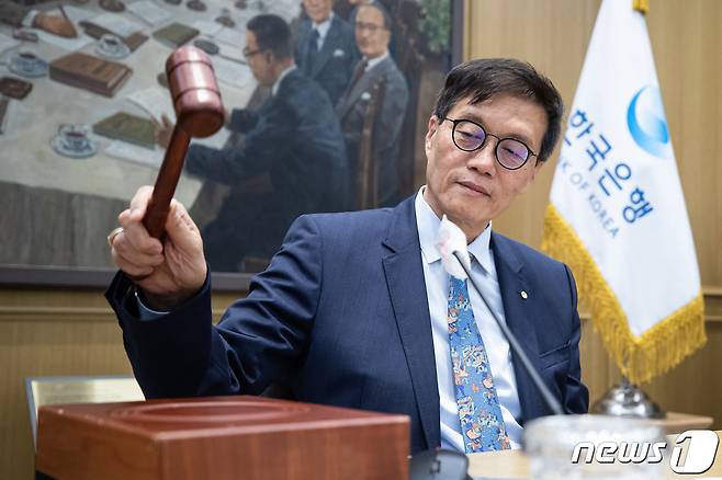 이창용 한국은행 총재가 19일 서울 중구 한국은행에서 열린 금융통화위원회에서 의사봉을 두드리고 있다. /뉴스1