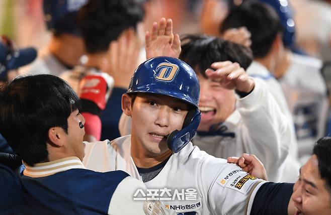 NC 다이노스 서호철(가운데)이 19일 창원 NC파크에서 열리는 두산 베어스와 와일드카드 결정전 1차전 4회말 2사 만루 상황에서 두산 선발 곽빈을 상대로 역전 만루 홈런을 친 뒤 동료들과 함께 기뻐하고 있다. 2023. 10. 19. 창원 | 박진업기자 upandup@sportsseoul.com