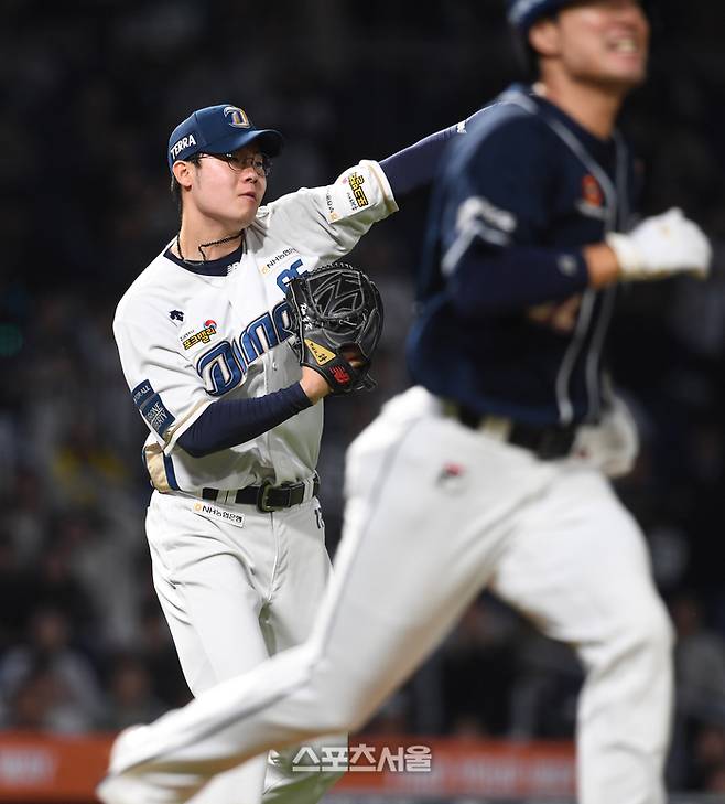 NC 김영규가 19일 창원NC파크에서 열린 2023 KBO 와일드카드 결정전 1차전 두산과 경기에서 6회초 김재호의 번트 타구를 잡아 1루로 송구하고 있다. 2023. 10. 19. 창원 | 박진업기자 upandup@sportsseoul.com