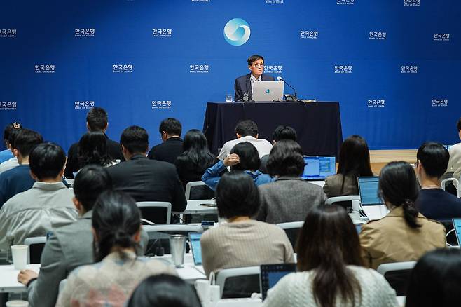 이창용 한국은행 총재가 19일 서울 중구 한국은행에서 열린 10월 금융통화위원회 금리 결정에 대한 기자간담회에서 발언하고 있다. 2023.10.19/뉴스1 ⓒ News1 사진공동취재단