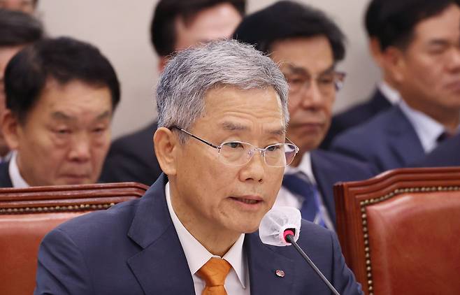 한국전력공사 김동철 사장이 19일 국회에서 열린 산업통상자원중소벤처기업위원회 국정감사에서 의원 질의에 답하고 있다. /연합뉴스