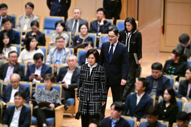 이재용 삼성전자 회장과 홍라희 전 삼성미술관 리움 관장, 이서현 삼성복지재단 이사장이 19일 경기도 용인 삼성전자 인재개발원 콘서트홀에서 열린 '이건희 선대회장 3주기 추모 음악회'에 참석했다.ⓒ삼성전자