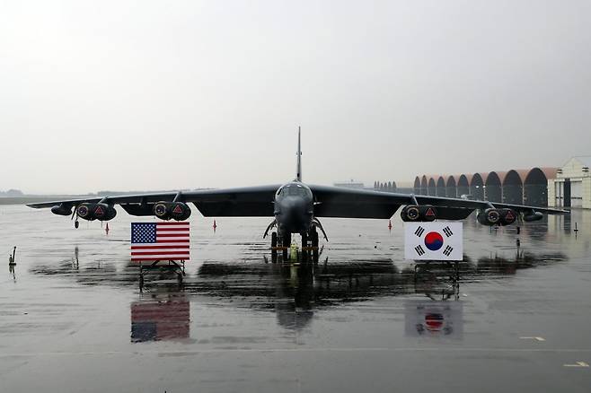 19일 충북 청주시 한 공군기지에 미 공군의 전략폭격기 B-52H 스트래토포트리스가 착륙해 주기돼 있다. 2023.10.19 국방일보 제공