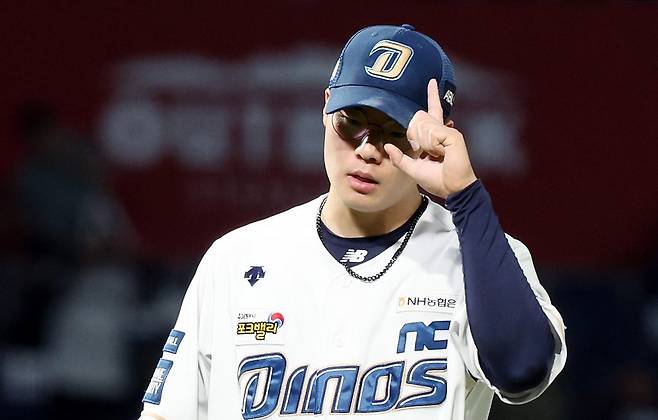 19일 오후 경남 창원NC파크에서 열린 ‘2023 신한은행 SOL KBO 포스트시즌’ 와일드카드 결정전 1차전 NC 다이노스와 두산 베어스의 경기 5회초 만루 위기를 무실점으로 틀어막은 두산 김영규가 더그아웃으로 향하고 있다. 2023.10.19/뉴스1