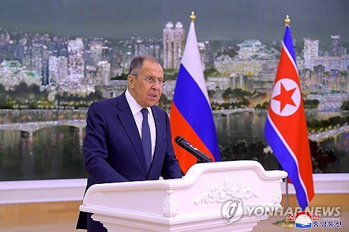 북한을 찾은 세르게이 라브로프 러시아 외무장관은 지난 18일 "이번 방문이 로조(북러) 수뇌 상봉과 회담의 합의 이행을 위한 실질적인 결과를 이루어내는 의의있는 계기로 될 것"이라고 밝혔다. 라브로프 장관은 북한이 마련한 연회에서 지난달 북러정상회담이 "쌍무관계를 두 나라 인민들의 이익에 맞게 포괄적이고 전략적인 관계로 발전시켜나갈 의지를 과시"했다고 평가하며 이같이 밝혔다고 조선중앙통신이 19일 보도했다. /평양 조선중앙통신=연합뉴스