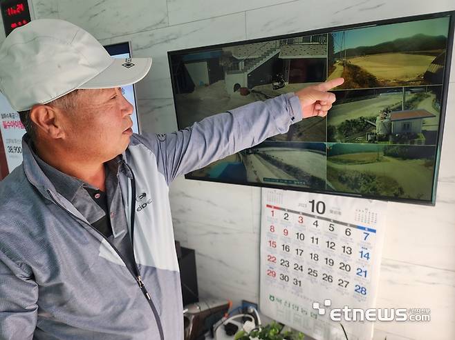 김정돌 서해수산 대표가 KT의 초고속인터넷망 구축 이후 새우양식장에 설치한 고화질 CCTV 화면을 가리키고 있다.