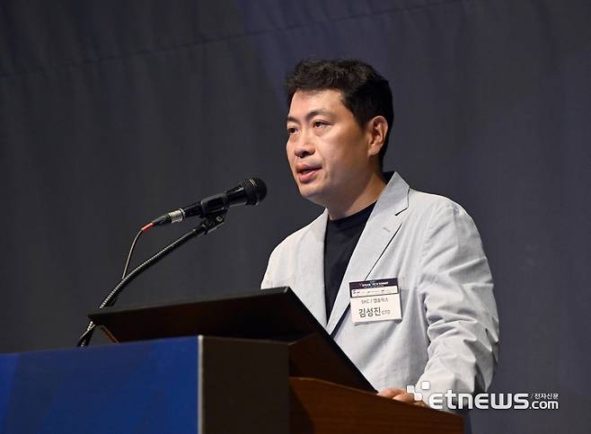 김성진 SKC 앱솔릭스 CTO가 고성능 반도체 패키징 솔루션에 대해 발표하고 있다. 박지호기자 jihopress@etnews.com
