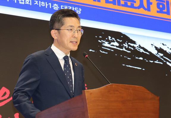 이필수 대한의사협회(의협) 회장이 지난 17일 오후 서울 용산구 의협에서 연 \