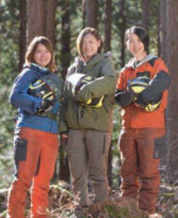 일본 도치기현의 한 임산기업에서 여직원만으로 구성된 소재 생산반 모습. 일본 임야청은 고성능 임업기계 보급을 통해 청년들의 임업 취업을 유도하고 있다.