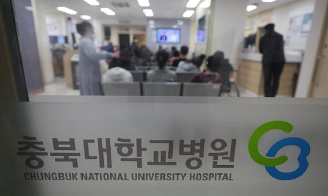 정부가 국립대병원을 지역 필수의료의 중추로 키우겠다고 발표한 19일 충북대병원에서 환자들이 진료를 위해 대기하고 있다. 청주=연합뉴스