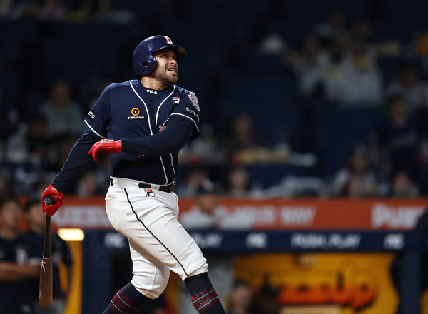 <yonhap photo-4587="">19일 오후 창원NC파크에서 열린 2023 KBO 포스트시즌 와일드카드 결정전 두산 베어스 대 NC 다이노스 경기. 3회 초 1사 때 두산 로하스가 솔로홈런을 치고 있다. 사진=연합뉴스</yonhap>