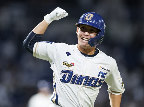 19일 오후 창원NC파크에서 열린 2023 KBO 포스트시즌 와일드카드 결정전 두산 베어스 대 NC 다이노스 경기. 4회 말 2사 만루 때 NC 서호철이 만루 홈런을 친 후 기뻐하고 있다. 사진=연합뉴스