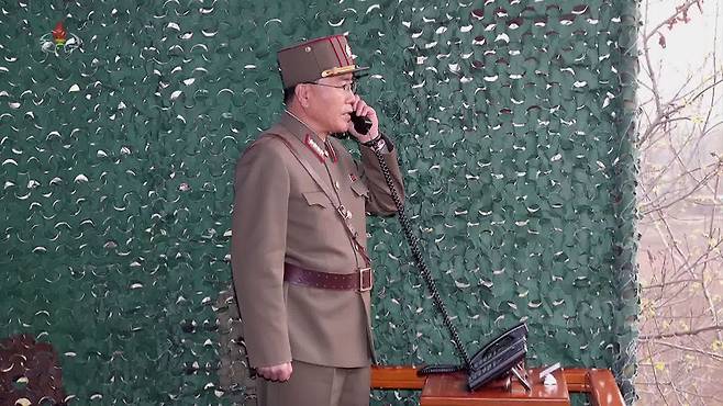 지난 4월 화성-18형 시험발사 명령 내리는 장창하 [자료사진: 연합뉴스]