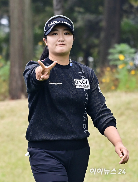 유해란이 19일 경기 파주 서원밸리 컨트리클럽 서원힐스에서 열린 미국여자프로골프(LPGA)투어 'BMW 레이디스 챔피언십 2023' 1라운드 3번홀 세컨샷을 위해 이동하고 있다. [사진=곽영래 기자]