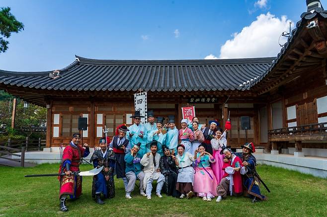 주말마다 강진읍 사의재 저잣거리 일원에서 마당극 '조만간'을 관람할 수 있다. 강진 주민으로 이뤄진 아마추어 극단인데, 끼와 재주가 프로 배우 못지 않다.