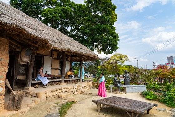 사의재의 가을 풍경. 다산이 유배 시절 머물던 주막을 복원한 공간이다.