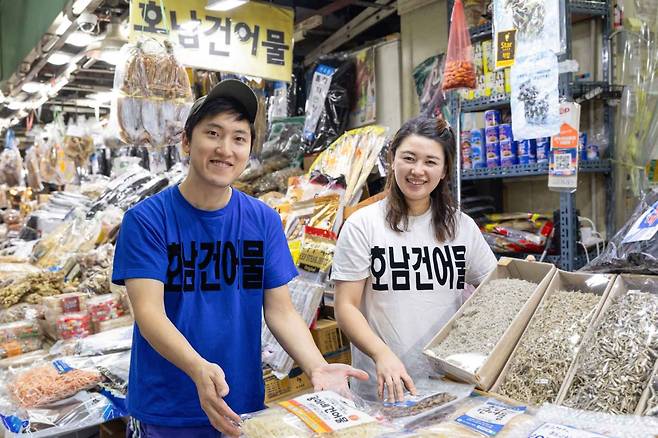쿠팡은 내년까지 '마켓 플레이스'에 전통시장 상점 100곳 이상을 입점시켜 온라인 판매를 지원할 계획이라고 19일 밝혔다. 사진=쿠팡