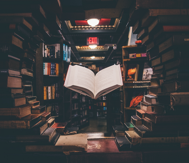 책과 관련된 이미지. 언스플래시