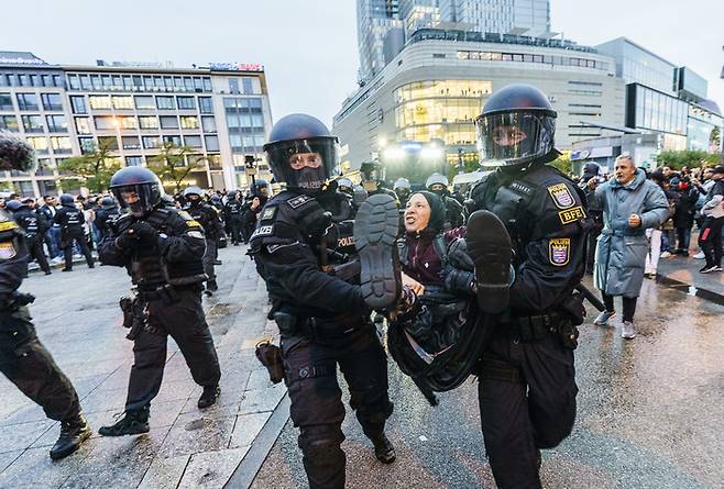 18일(현지시간) 독일 프랑크푸르트에서 경찰이 팔레스타인 지지 시위 참가자를 연행하고 있다. AP연합뉴스
