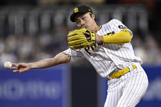 San Diego Padres second baseman Kim Ha-seong throws to first base during the third inning at Petco Park in San Diego, California on Aug. 21. [REUTERS/YONHAP]