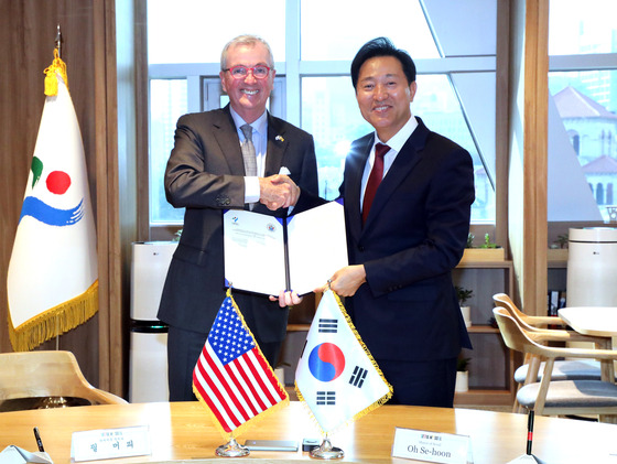 Seoul Mayor Oh Se-hoon, right, and New Jersey Gov. Phil Murphy shake hands after signing a memorandum of understanding to enhance bilateral cooperation between the two parties in different sectors, including the economy and education, on Wednesday. [YONHAP]